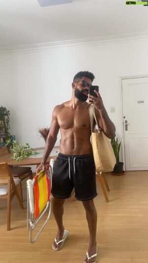 Ronaldo Moura Instagram - Na jornada da vida, minha pele é meu orgulho, minha história é minha força. Sou negro, sou lindo, sou imparável.

✊🏿💪🏿 #AutoEstimaNegra #OrgulhoNegro