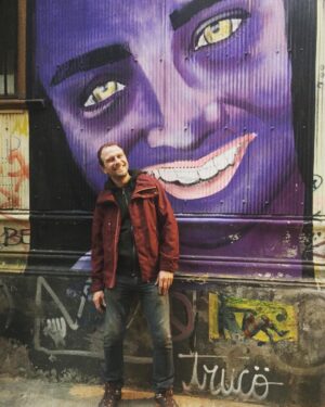 Ronaldo Oliva Instagram - Arte na Rua ! Fiquei encantado com as ruas de Valparaiso no Chile ! As construções, as escadarias, os grafites, os cafés, as comidas, a vista panorâmica de alguns pontos... #tbt 
Foto @kecikoga .
.
.
.
.
.
.
.
.. .
.
.
.
.
.
.
.
.
.
.
.
..
.
.
.
#tudoparasuaviagem #lugaresecomidinhas #revistaviajar #viagemeturismo #viagem #chile #valparaiso #arte #instagrafite #grafite #rua #ferias #feriado #fimdesemana #turistando #revistaqualviagem ##instatrip #instatravel #bbctravel #natgeotravel #streetstyle #streetphotography #instapic #instagood #instamood