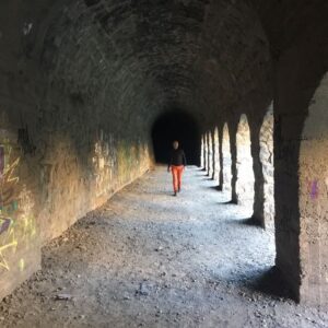 Ronaldo Oliva Instagram - Sou observador e a caminho de Embalse el Yeso notei este túnel inativo na estrada. Excursões guiadas explicam a história do local. Não sabia se explorava porque estávamos apenas eu e minha esposa. Por ser muito misterioso não atravessamos, vimos uma saída do outro lado a cerca de 600 metros com alguns objetos na entrada, ou saída, depende do sentido... rs .. que estão relacionados com pessoas que morreram naquele local ! 
Foto @kecikoga .
.
.
.
.
.
.
.
.
.
:
.
#tudoparasuaviagem #lugaresecomidinhas #revistaqualviagem #revistaviajar #viajar #turismo #viagemeturismo #chile #couple #casal #ferias #feriado #fimdesemana #explore #turistando #sanjosedemaipo #cajondelmaipo #kecikoga #travel #trip #instatrip #instagood #instamood #instatravel #instafoto #instagram #southamerica