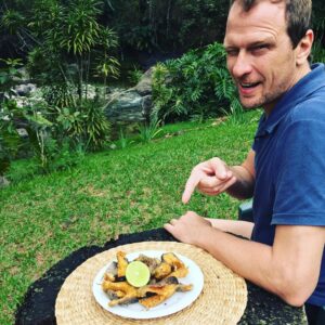 Ronaldo Oliva Instagram - Porção de Truta frita ! Comer na beira do rio ... hummmmm .
.
.
.
.
.
.
.
#pousadas #aguasdamarambaia #lugaresecomidinhas #truta #comidas #viagem #viaje #travel #trip #foods #foodnetwork #instafoods #pescado #peixe #instatrip #instatravel