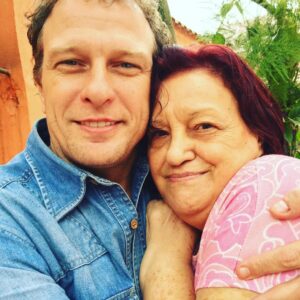 Ronaldo Oliva Instagram - "... Mãe não tem limite,
é tempo sem hora,
luz que não apaga
quando sopra o vento
e chuva desaba,
veludo escondido
na pele enrugada,
água pura, ar puro,
puro pensamento. 
Morrer acontece
com o que é breve e passa
sem deixar vestígio.
Mãe, na sua graça,
é eternidade.
Por que Deus se lembra
- mistério profundo -
de tirá-la um dia?
Fosse eu Rei do Mundo,
baixava uma lei:
Mãe não morre nunca,
mãe ficará sempre
junto de seu filho
e ele, velho embora,
será pequenino
feito grão de milho." Carlos Drummond de Andrade