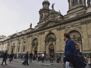 Ronaldo Oliva Instagram - A mi me encanta ... esta ciudad e la fotógrafa @kecikoga ❤️🇨🇱
.
.
.
..
.
..
.
.
#lugaresecomidinhas #viagem #viajar #chile #santiago #plazadearmas #turismo #trip #travel #instagood #feriado #ferias #fimdesemana #instatravel #instatrip #turistando #arquitetura #cultura #passeio