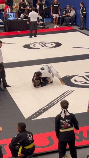 Ronaldo Souza Instagram - @tainandalpra @mendesbros Eu vi os pequenos ai na AOJ treinando minhas quedas. E as crianças aqui em minha academia estão treinando 🐊 roll. 
O Futuro esta chegando, as crianças estão treinando. 

@tainandalpra @mendesbros I saw the kids from AOJ practicing my takedowns. And the kids here at my school are training the 🐊 roll.
The Future is coming, the children are training.