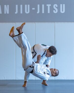 Ronaldo Souza Instagram - Treinar com meus filhos é a melhor parte do meu dia. Sou grato por esses momentos e pela chance de compartilhar meu amor pelo esporte com eles. 

🐊 @jacaremartialarts 
🥋 @kingzkimonos 
📸 @samsacramento