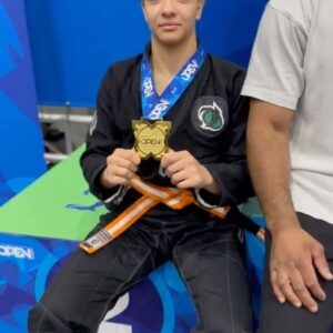 Ronaldo Souza Instagram - Houston @ibjjf 🥇
We brought 6 athletes to compete today here in Houston and came back with 7 gold medals🥇including one in the Open Class🥇
All fights were won by submission (10 submissions). We are immensely proud of the performance of each one of them. Here’s to more challenges and achievements on the mat! 🐊👊🏿 #JiuJitsu #HoustonOpen #GoldMedals

@jacaremartialarts 
@lucaspinheirobjj 
@joaovasconcelos_bjj 

Houston @ibjjf 🥇
Trouxemos 6 atletas para competir hoje aqui em Houston e voltamos com 7 medalhas de ouro🥇sendo uma delas Open Class🥇
Além disso, todas as lutas foram vencidas por finalização, com um total de 10 finalizações. Estamos  imensamente orgulhoso do desempenho de cada um deles. Que venham mais desafios e conquistas dentro do tatame! 🐊👊🏿 #JiuJitsu #HoustonOpen #medalhasdeouro