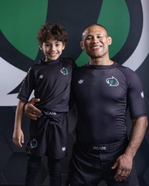 Ronaldo Souza Instagram - Passando o legado adiante.
Uma vitória que transcende os tatames: compartilhar minha paixão pelo Jiu-Jitsu com meus maiores tesouros. Nada se compara à honra de ser um campeão mundial, mas ver meus filhos treinando e compartilhando desse universo é minha maior conquista. Juntos, somos uma equipe imbatível dentro e fora dos tatames. Meu filho mais novo, Noah, mesmo que não treine tanto, possui um talento imenso. Ryan, meu filho do meio, treina diligentemente todos os dias, e tenho certeza de que ele se tornará um grande campeão. Quanto ao meu filho mais velho, Enzo, ele espelha minha própria jornada, já que sua paixão começou com o judô. Acredito que todos eles têm um futuro brilhante pela frente. 🏆🥋💪 #FamíliaJiuJitsu #CampeãoMundial #Legado #JiuJitsuParaTodos #PaiOrgulhoso”

🐊 @jacaremartialarts 
🥋 @kingzkimonos 
📸 @samsacramento 

A victory that transcends the mats: sharing my passion for Jiu-Jitsu with my greatest treasures. Nothing compares to the honor of being a world champion, but seeing my kids follow in my footsteps and share in this universe is my greatest achievement. Together, we’re an unbeatable team both on and off the mats. My youngest, Noah, though he may not train as much, possesses immense talent. Ryan, my middle son, trains diligently every day, and I’m certain he’ll become a great champion. As for my eldest, Enzo, he mirrors my own journey, as his passion began with judo. I believe they all have a bright future ahead. 🏆🥋💪 #JiuJitsuFamily #WorldChampion #Legacy #JiuJitsuForAll #ProudDad”