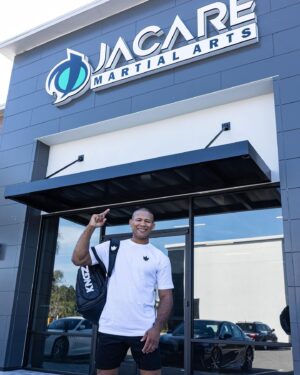 Ronaldo Souza Instagram - Deslize para ver onde tudo começou.
Uma olhada nostálgica nos dias de treinos intensos em Manaus.

E para todos os jovens treinando duro, lembrem-se: acreditem no seu sonho. Quando estava em Manaus, a única coisa que eu tinha na minha cabeça era ser campeão mundial. Isso era o que passava pela minha mente todos os dias. Eu treinava, era muito difícil, não conseguia ver o que ia acontecer à frente, mas seguia em frente, dia após dia.
🥋@kingzkimonos 
🐊@jacaremartialarts 
📷@samsacramento 

Swipe to see where it all began.
A nostalgic look back at the days of intense training in Manaus, where it all started.

And for all the young ones training hard, remember: believe in your dream. 
When I was in Manaus, the only thing on my mind was becoming a world champion. That’s what I thought about every day. I trained, it was very difficult, I couldn’t see what was going to happen ahead, but I just kept going, day after day.