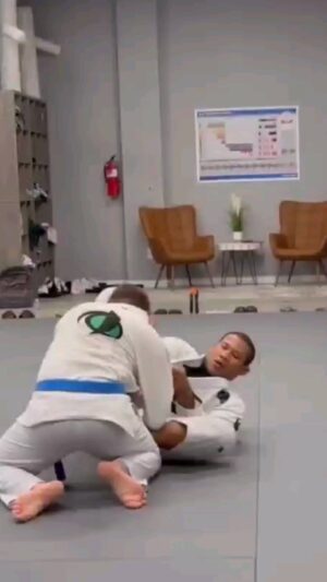 Ronaldo Souza Instagram - Essa eu tive que postar.
Ver o @ronaldojacare fazendo berimbolo mostra a mentalidade do copo sempre vazio. Se testando e sempre aberto a aprender. 
Inspiração irmão! Irado!

@jacaremartialarts 
@joaomiyao
@paulomiyao 
🎬 xandejiu

#adcc #grappling #lutalivre #bjj  #jiujitsu #gym #ufc #nogi #leglock #heelhook #grappling #armbar #kimura #boxing #ibjjf #mma