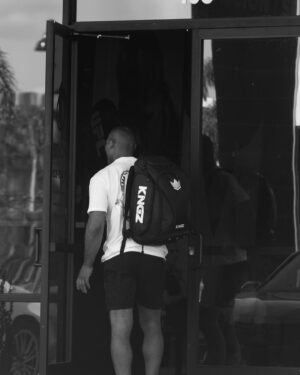 Ronaldo Souza Instagram - Deslize para ver onde tudo começou.
Uma olhada nostálgica nos dias de treinos intensos em Manaus.

E para todos os jovens treinando duro, lembrem-se: acreditem no seu sonho. Quando estava em Manaus, a única coisa que eu tinha na minha cabeça era ser campeão mundial. Isso era o que passava pela minha mente todos os dias. Eu treinava, era muito difícil, não conseguia ver o que ia acontecer à frente, mas seguia em frente, dia após dia.
🥋@kingzkimonos 
🐊@jacaremartialarts 
📷@samsacramento 

Swipe to see where it all began.
A nostalgic look back at the days of intense training in Manaus, where it all started.

And for all the young ones training hard, remember: believe in your dream. 
When I was in Manaus, the only thing on my mind was becoming a world champion. That’s what I thought about every day. I trained, it was very difficult, I couldn’t see what was going to happen ahead, but I just kept going, day after day.
