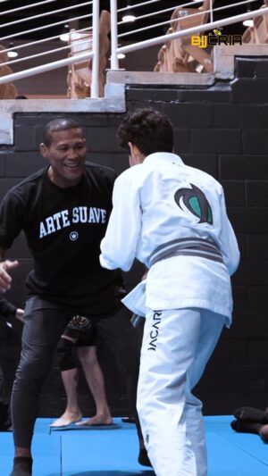 Ronaldo Souza Instagram - Jacare’s family em ação no Pan Kids @ibjjf 🐊

A lenda @ronaldojacare está no  campeonato acompanhando seu time, inclusive seus dois dos seus três filhos.

🎥 @bjjcria 

Oferecimento:
@purely.br 
@seda.college 
@centauroesporte cupom: BJJCRIA10