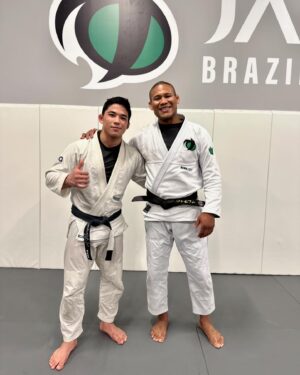 Ronaldo Souza Instagram - Treino com a LENDA @ronaldojacare em sua academia @jacaremartialarts aqui em Orlando, Flórida.

Desde criança assistindo suas lutas e highlights no YouTube, ouvindo suas histórias que contavam nos bastidores, nunca imaginei que um dia estaria treinando com ele em sua academia, muito menos que treinaria até com seus filhos ( a força vem da genética, posso afirmar 😅) foi uma honra! 

Muito obrigado @ronaldojacare @lucaspinheirobjj @jacaremartialarts por abrirem as portas da academia e nos receber nessa reta final para o campeonato Pan Americano da IBJJF. 🙏🏽