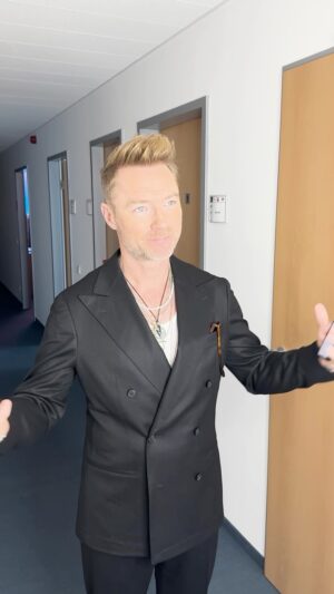 Ronan Keating Instagram - Wen aus Ronans Kontakten würdet ihr gerne mal anrufen? 🤔 #tvog
„The Voice of Germany“ - das HALBFINALE - morgen um 20:15 Uhr LIVE in SAT.1 oder streamen auf Joyn!