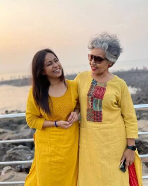 Ronjini Chakraborty Instagram - ♥️💛💙

#Togetherness #family #love #strength
#joy #laughter #happiness 

@rajchak @trivedi.malini @ashishsverma 
#adititrivedi #shekharTrivedi