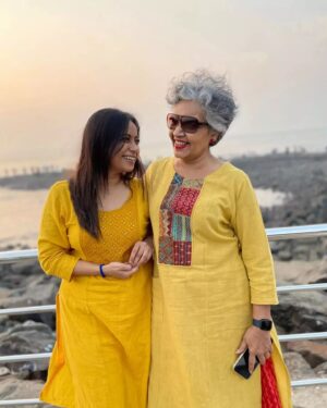 Ronjini Chakraborty Instagram - ♥️💛💙

#Togetherness #family #love #strength
#joy #laughter #happiness 

@rajchak @trivedi.malini @ashishsverma 
#adititrivedi #shekharTrivedi