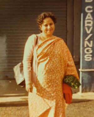 Ronjini Chakraborty Instagram - Happy birthday to my most beautiful and strong mommy ❤️❤️❤️

1. Mommy tying her hair 
2. Mommy with baba and dada 
3.4. Mommy on her honeymoon
5. Mommy smiling 
6. Mommy and me