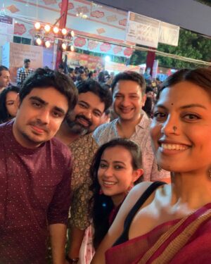Ronjini Chakraborty Instagram - Ashtami that was 💜💛♥️

#pujo2023♥️ with @ashishsverma @akankshout @rajshekharis @bazlanbaasi @paramitagh @ghoshrita @sudhaverma2012 @ankitasharma.as