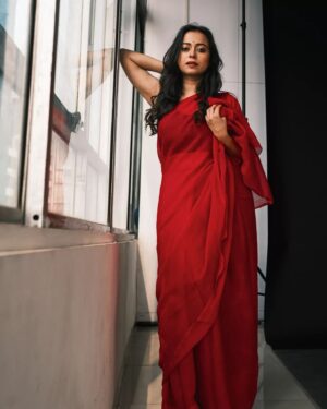 Ronjini Chakraborty Instagram - 🌹

📸 @jaiminacharya03 

#stormworkshop 
#red 
#sareelove