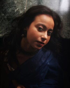 Ronjini Chakraborty Instagram - 💙

This pujo only in @suta_bombay 😊 sarees ..
Thank you @sukanya_chakrabarti ♥️ for gifting me this  beautiful "blue chumki "

#pujo2023🌸

📸@kritika_shekhar ♥️