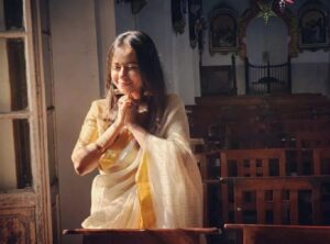 Ronjini Chakraborty Instagram - When your prayers get answered in just 3 right swipes 🤷💃

📸 @anindyashankardas ❤️

#mood
#throwbackmemories 
#rnm