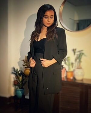 Ronjini Chakraborty Instagram - 🖤

Styled by a dear friend ✨ I love you 😘
Make up - by the loveliest @shalvikhannaofficial
Hair -  @namaratavasisth
📸 @ashishsverma 💖✨