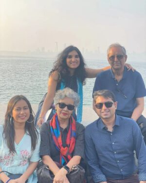 Ronjini Chakraborty Instagram - ♥️💛💙

#Togetherness #family #love #strength
#joy #laughter #happiness 

@rajchak @trivedi.malini @ashishsverma 
#adititrivedi #shekharTrivedi
