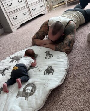 Ronnie Arneill Instagram - Tummy time with poppa ❤️

#AustinJay