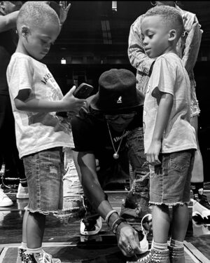 Ronnie DeVoe Instagram - Before this day is over I want to wish me and @ShamariDeVoe’s sons @DeVoeTwins a happy #ChildrensDay! We love you both to life…! 

#DeVoeted

On stage at our last show of the #CultureTour.