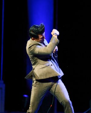 Ronny Chieng Instagram - DALLAS! THANK YOU FOR SELLING OUT MY SHOW @majestictheatredallas! And thanks to @thefumiabe and DJ @tonytrimm for being on the show. 📸: @kx0101 
👔: @latoiacunningham @bonobos