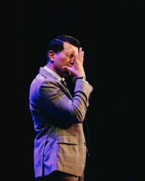 Ronny Chieng Instagram - BOSTON! YOU ARE THIS MANCHESTER NEW HAMPSHIRE KID’S HOMETOWN CHINATOWN! Thank you for selling out FOUR SHOWS at @the_wilbur AND BOSTON MAYOR MICHELLE WU @mayorwu FOR COMING! My Dad would have loved this! And thanks to @andreajin and DJ @tonytrimm for being on the show.

📸: @jordanashleighf 👔: @latoiacunningham @bonobos 🎨: @igloo.toast.pop