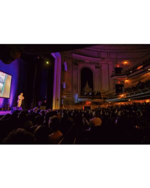 Ronny Chieng Instagram - BOSTON! YOU ARE THIS MANCHESTER NEW HAMPSHIRE KID’S HOMETOWN CHINATOWN! Thank you for selling out FOUR SHOWS at @the_wilbur AND BOSTON MAYOR MICHELLE WU @mayorwu FOR COMING! My Dad would have loved this! And thanks to @andreajin and DJ @tonytrimm for being on the show.

📸: @jordanashleighf 👔: @latoiacunningham @bonobos 🎨: @igloo.toast.pop