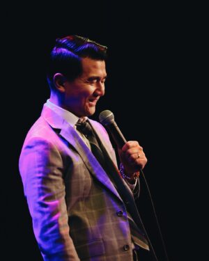 Ronny Chieng Instagram - BOSTON! YOU ARE THIS MANCHESTER NEW HAMPSHIRE KID’S HOMETOWN CHINATOWN! Thank you for selling out FOUR SHOWS at @the_wilbur AND BOSTON MAYOR MICHELLE WU @mayorwu FOR COMING! My Dad would have loved this! And thanks to @andreajin and DJ @tonytrimm for being on the show.

📸: @jordanashleighf 👔: @latoiacunningham @bonobos 🎨: @igloo.toast.pop