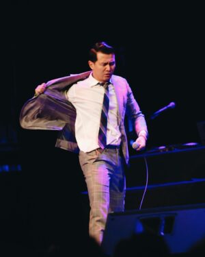 Ronny Chieng Instagram - BOSTON! YOU ARE THIS MANCHESTER NEW HAMPSHIRE KID’S HOMETOWN CHINATOWN! Thank you for selling out FOUR SHOWS at @the_wilbur AND BOSTON MAYOR MICHELLE WU @mayorwu FOR COMING! My Dad would have loved this! And thanks to @andreajin and DJ @tonytrimm for being on the show.

📸: @jordanashleighf 👔: @latoiacunningham @bonobos 🎨: @igloo.toast.pop