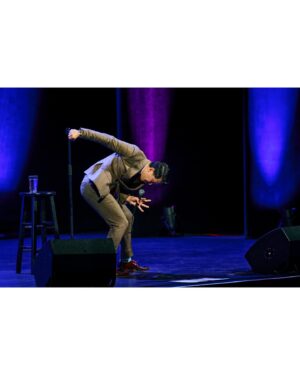 Ronny Chieng Instagram - DALLAS! THANK YOU FOR SELLING OUT MY SHOW @majestictheatredallas! And thanks to @thefumiabe and DJ @tonytrimm for being on the show. 📸: @kx0101 
👔: @latoiacunningham @bonobos