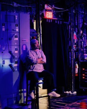 Ronny Chieng Instagram - BOSTON! YOU ARE THIS MANCHESTER NEW HAMPSHIRE KID’S HOMETOWN CHINATOWN! Thank you for selling out FOUR SHOWS at @the_wilbur AND BOSTON MAYOR MICHELLE WU @mayorwu FOR COMING! My Dad would have loved this! And thanks to @andreajin and DJ @tonytrimm for being on the show.

📸: @jordanashleighf 👔: @latoiacunningham @bonobos 🎨: @igloo.toast.pop