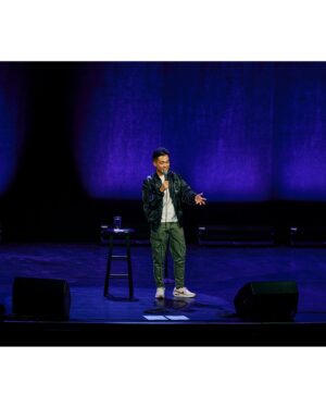 Ronny Chieng Instagram - DALLAS! THANK YOU FOR SELLING OUT MY SHOW @majestictheatredallas! And thanks to @thefumiabe and DJ @tonytrimm for being on the show. 📸: @kx0101 
👔: @latoiacunningham @bonobos
