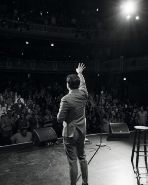 Ronny Chieng Instagram - DALLAS! THANK YOU FOR SELLING OUT MY SHOW @majestictheatredallas! And thanks to @thefumiabe and DJ @tonytrimm for being on the show. 📸: @kx0101 
👔: @latoiacunningham @bonobos