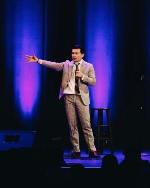 Ronny Chieng Instagram - BOSTON! YOU ARE THIS MANCHESTER NEW HAMPSHIRE KID’S HOMETOWN CHINATOWN! Thank you for selling out FOUR SHOWS at @the_wilbur AND BOSTON MAYOR MICHELLE WU @mayorwu FOR COMING! My Dad would have loved this! And thanks to @andreajin and DJ @tonytrimm for being on the show.

📸: @jordanashleighf 👔: @latoiacunningham @bonobos 🎨: @igloo.toast.pop