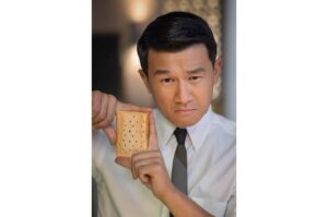 Ronny Chieng Instagram - I’m very lucky to meet and work with my comedy heroes! Unfrosted out now on Netflix! 💄:@tammyyi