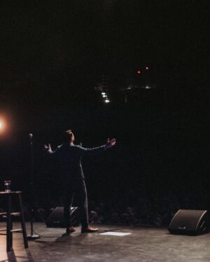 Ronny Chieng Instagram - CHARLESTON, SOUTH CAROLINA! I loved visiting your beautiful town. Thank you @chsmusichall and DJ @tonytrimm and @cliffcashcomedy for being on the show! 📸: @dynesmedia
👔: @latoiacunningham @bonobos 🎨: @igloo.toast.pop
