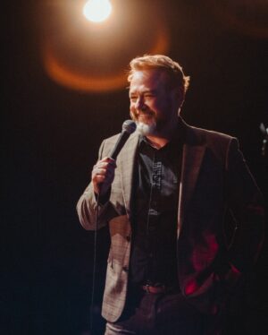 Ronny Chieng Instagram - CHARLESTON, SOUTH CAROLINA! I loved visiting your beautiful town. Thank you @chsmusichall and DJ @tonytrimm and @cliffcashcomedy for being on the show! 📸: @dynesmedia
👔: @latoiacunningham @bonobos 🎨: @igloo.toast.pop