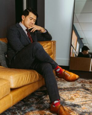 Ronny Chieng Instagram - CHARLESTON, SOUTH CAROLINA! I loved visiting your beautiful town. Thank you @chsmusichall and DJ @tonytrimm and @cliffcashcomedy for being on the show! 📸: @dynesmedia
👔: @latoiacunningham @bonobos 🎨: @igloo.toast.pop