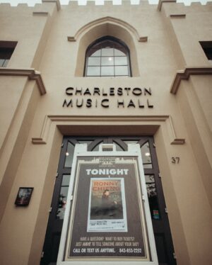 Ronny Chieng Instagram - CHARLESTON, SOUTH CAROLINA! I loved visiting your beautiful town. Thank you @chsmusichall and DJ @tonytrimm and @cliffcashcomedy for being on the show! 📸: @dynesmedia
👔: @latoiacunningham @bonobos 🎨: @igloo.toast.pop