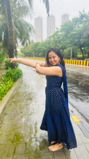 Roopal Tyagi Instagram - Mandatory monsoon reel. PS. I still hate the rain ☔️ 😂

#mumbaimonsoon #90sbollywood