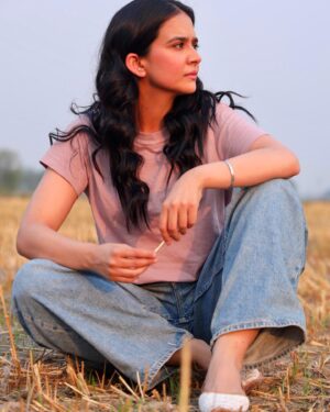 Roopi Gill Instagram - Aj kal di vibe 🌾🎵🤭

Hair : @hairstylist_nadim_ali