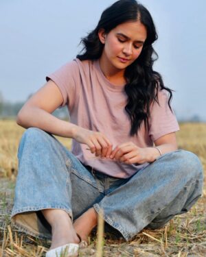 Roopi Gill Instagram - Aj kal di vibe 🌾🎵🤭

Hair : @hairstylist_nadim_ali