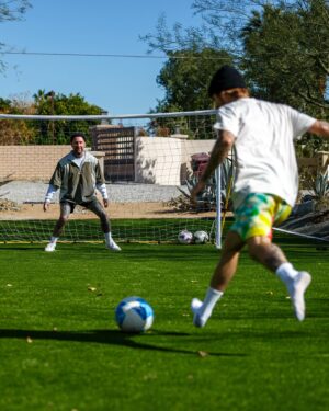Rory Kramer Instagram - “It’s making my head spin how many activities we can do.”

📸🎸⚽️⛳️

@justinbieber @johnxson