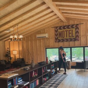 Rose-Aimée Automne T. Morin Instagram - Mon genre de motel (et d’homme). Cady Hill, Stowe.
