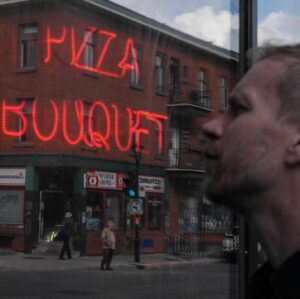 Rose-Aimée Automne T. Morin Instagram - On a fait une parade entre quatre des meilleures pizzerias de Montréal pour la fête de cet homme d’exception (avec un arrêt bowling   pepperoni dans la poche). Il en aurait mérité quatre fois plus, mais un moment donné, le système digestif a ses limites… 📷: un peu tout le monde, mais surtout @amelie__grenier