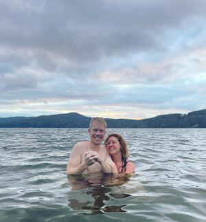 Rose-Aimée Automne T. Morin Instagram - Toujours plus de baignade en eaux froides! Ici en famille au @solsticesauna! (Très fière de maintenant mouiller ma tête.)