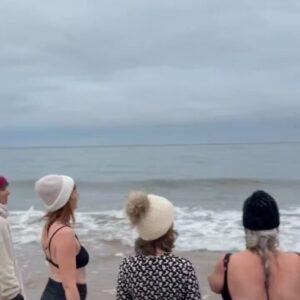 Rose-Aimée Automne T. Morin Instagram - Le soleil qui se lève, le golfe, les îles, les baigneuses, @___vanessabell (enfin!), une équipe de tournage douce et talentueuse; le plus beau 1er février, quoi. J’ai piqué toutes ces images à Vanessa, sirène avec laquelle c’est un honneur de pateauger. Et l’incroyable baril a été créé par l’artiste Annie Morin!